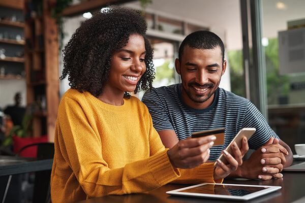 Couple-shopping-online