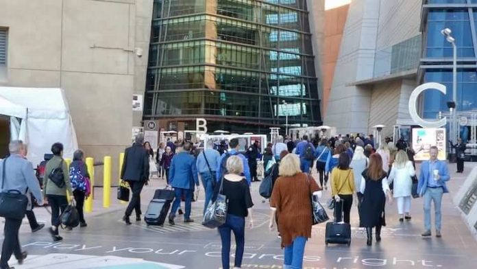 Las-Vegas-Market-atmosphere-courtyard-crowd