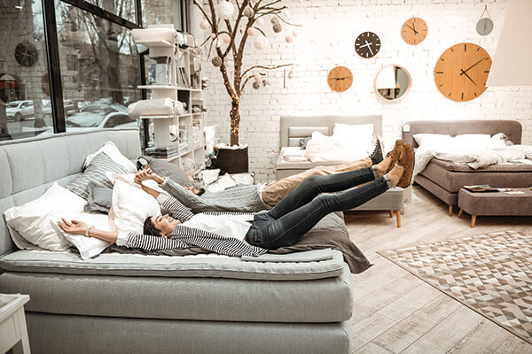 couple-in-mattress-showroom